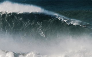 Cavalca un’onda alta più di 24 metri: il surfista Rodrigo Koxa è da record mondiale